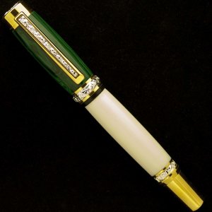 Malachite/Alternate Ivory on Cambridge Fountain Pen