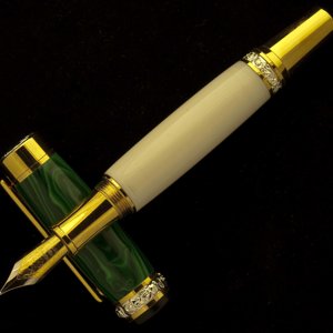 Malachite/Alternate Ivory on Cambridge Fountain Pen