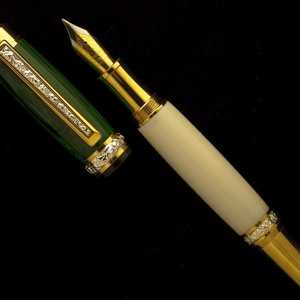 Malachite/Alternate Ivory on Cambridge Fountain Pen