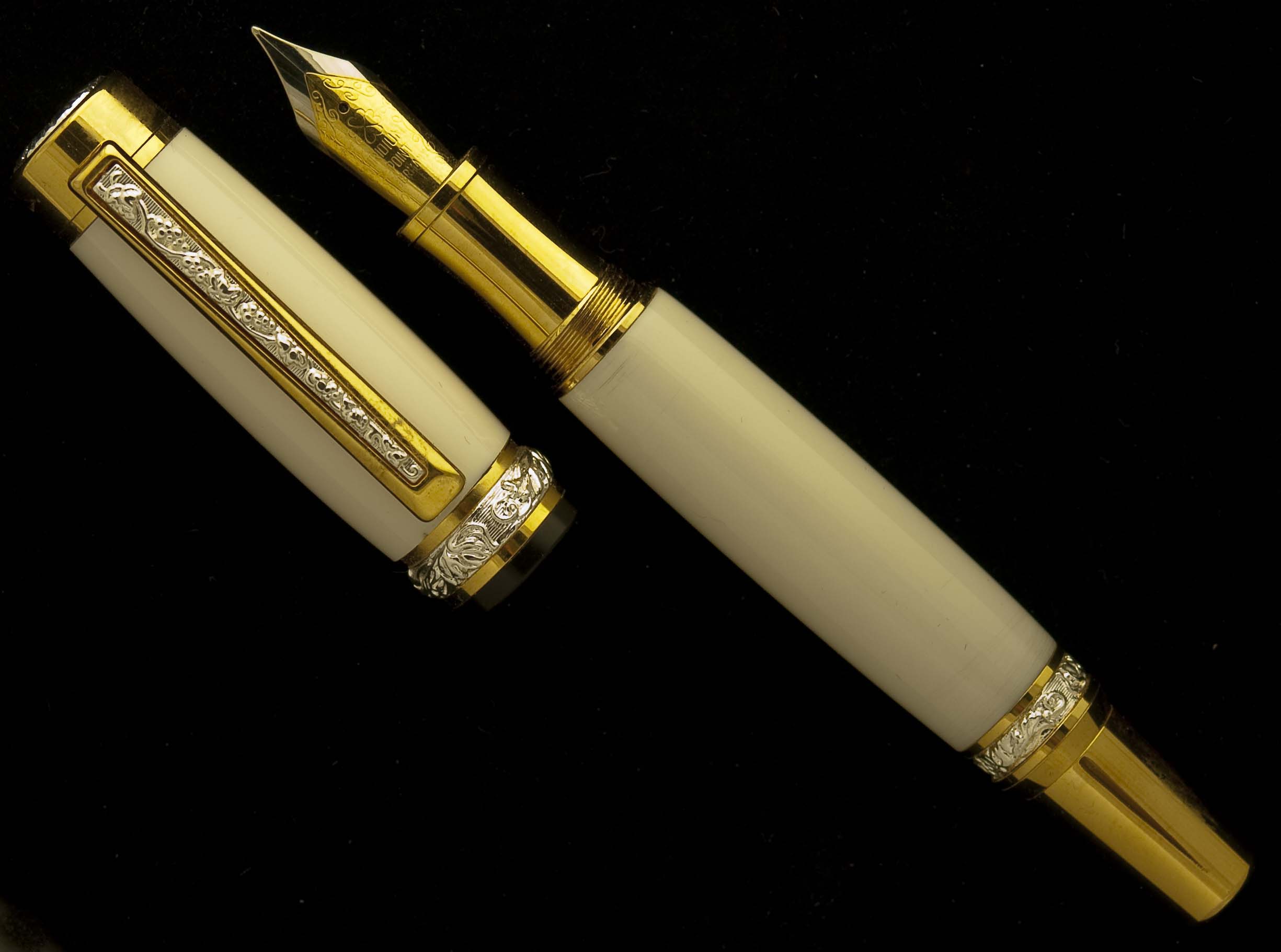 Alternate Ivory on Cambridge Fountain Pen